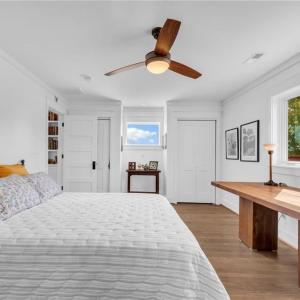 Guest bedroom w/ ceiling fan and access to nook overlooking foyer
