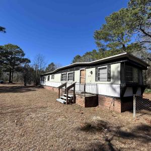 Manufactured / mobile home with fence