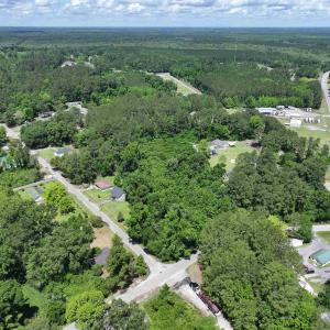 Birds eye view of property featuring a forest view