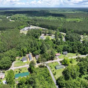 Birds eye view of property featuring a forest view