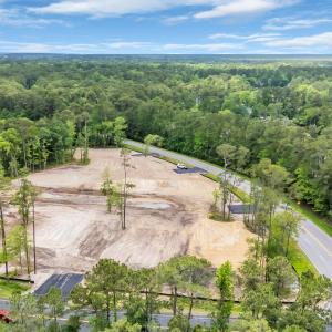 Birds eye view of property featuring a forest view