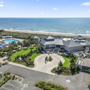 Bird's eye view of waterfront with a beach