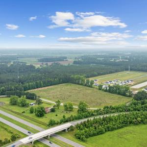 View of property location featuring a heavily wood