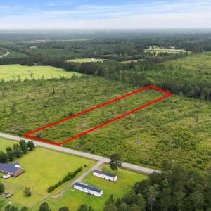 Aerial view of sparsely populated area featuring p