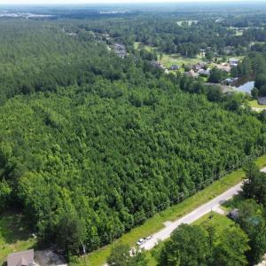 View of property location featuring a heavily wood