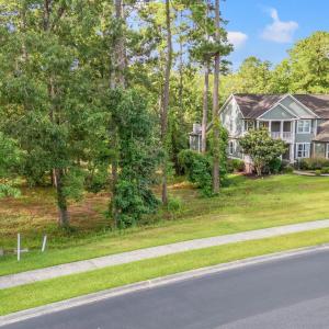 View of front facade with a front yard
