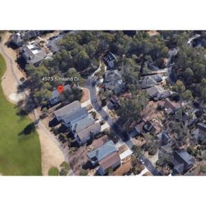 Aerial view of property's location featuring a gol