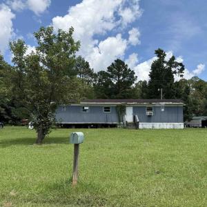 Manufactured / mobile home featuring a front lawn