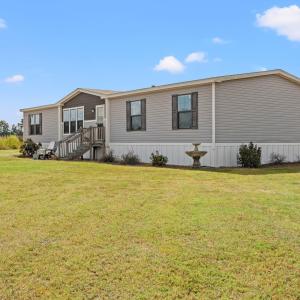 Manufactured / mobile home with a front yard