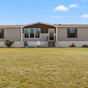 Manufactured / mobile home featuring a front lawn