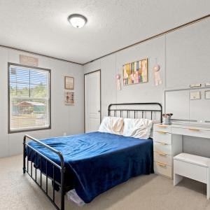Bedroom with light colored carpet, a textured ceil