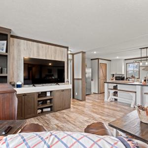 Living room with light wood-type flooring, a textu