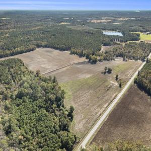 View of property location featuring a heavily wood