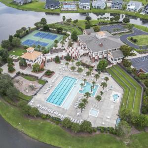 Bird's eye view of a large body of water and a poo