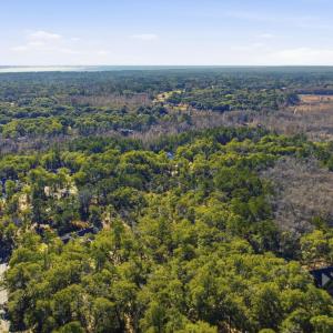 View of property location featuring a heavily wood