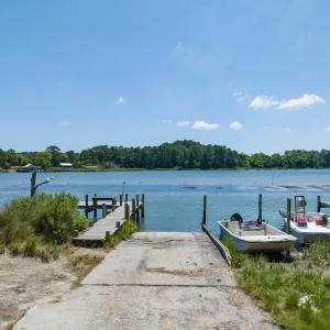 Amenities-Private boat ramo