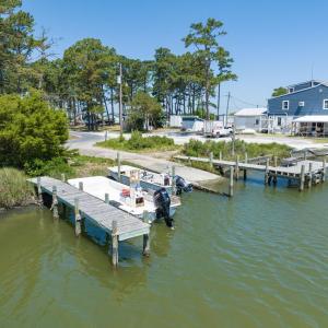 Amenities-Private boat ramp