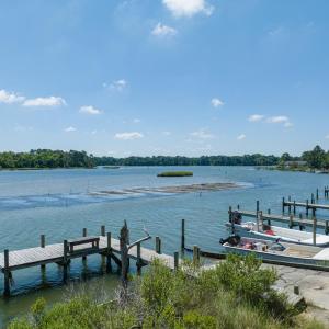 Amenities-Private boat ramp