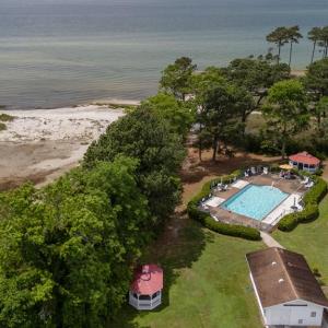 Pool & Beach