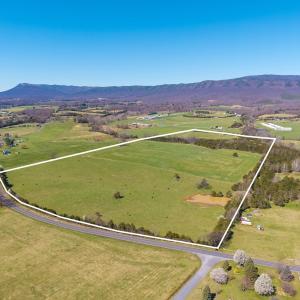 The lot lines are marked to give approximate boundaries, please see plat for exact details.