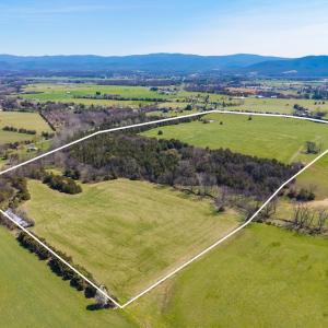 The lot lines are marked to give approximate boundaries, please see plat for exact details.