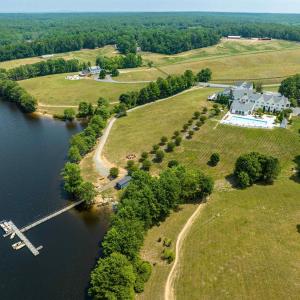 Shenandoah Crossing Resort in Gordonsville, Virginia, is a 1,000  acre outdoor playground offering everything from horseback riding and water sports on Lake Izac to free mini-golf, indoor/outdoor pools, and relaxing resort crafts.
