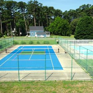 COMMUNITY POOL & TENNIS
