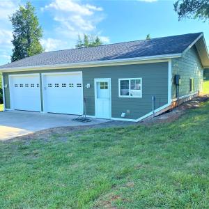 Garage w/Hot & Cold Water & Laundry