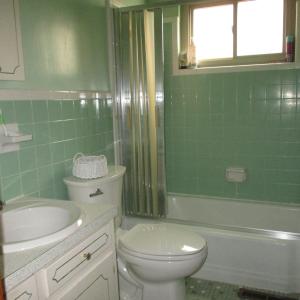 2346 Holly bath 1