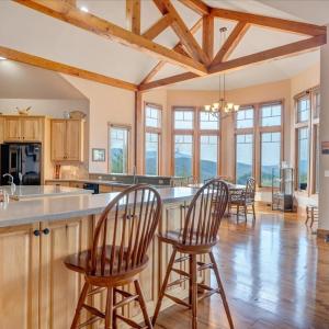 17 Eat-In Kitchen