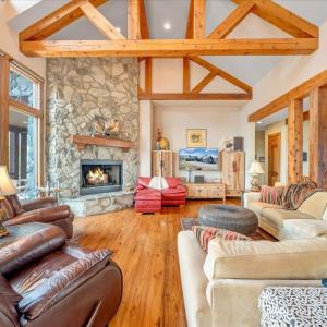 18 Great Room Floor to Ceiling Stone Fir