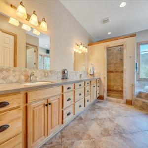 31 Master Bedroom Bathroom