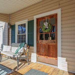 Covered side porch