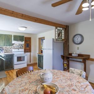 Eat-in kitchen