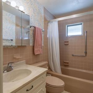 Guest house full bathroom