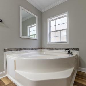108 Trapper Ln master bath tub