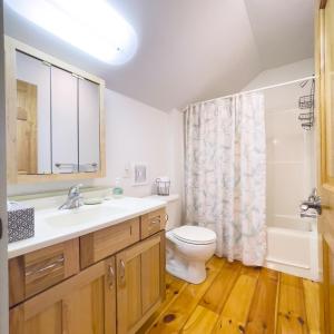 Upper Level Bath