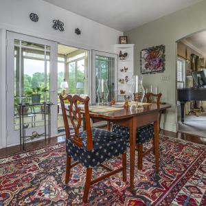 Eat-in Kitchen