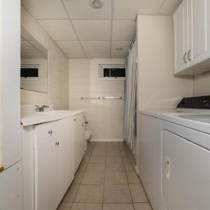 Bath #5 w/laundry area