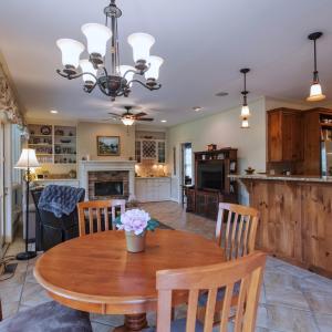 Eat in kitchen