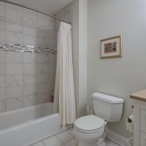 Full bathroom off bedroom 2