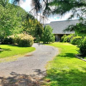 Circular entry drive from private road