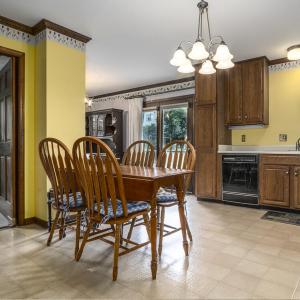 eat-in kitchen