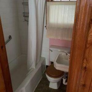 620 E 21st apt bath