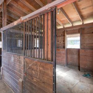 Stall barn