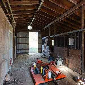 Stall barn