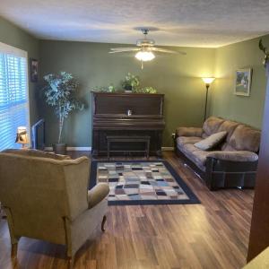 1847 Hawathorne Living room