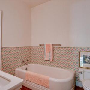 Surrey Guest pink bath