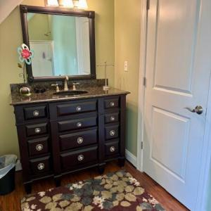 Full bath in bedroom 4