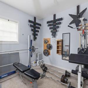 Surprise!! There is a workout room in the back of the garage! (also could have lots of other fun uses!)